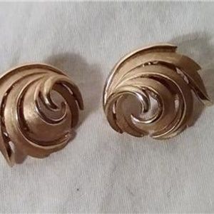 VTG TRAFARI GOLD TONE SWIRL CLIP ON EARRINGS